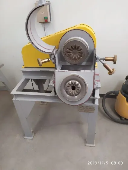 Moinho de disco MD-200 do SEPURA, com o funil de alimentação e o volante de ajuste de granulometria.